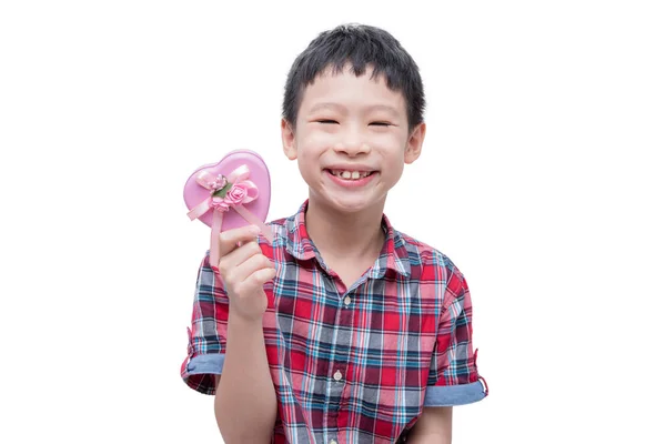 Lächelnder Junge mit herzförmigem Geschenkkarton — Stockfoto