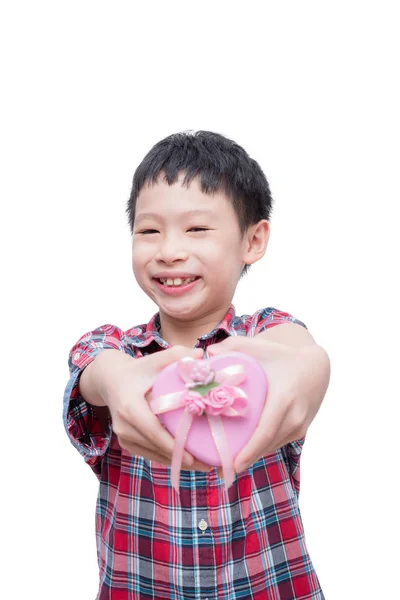 Glimlachend jongetje met de doos van de gift van hart vorm — Stockfoto