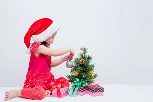 Meisje versieren kerstboom — Stockfoto