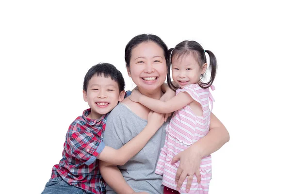 Мать и ее дети на белом фоне — стоковое фото