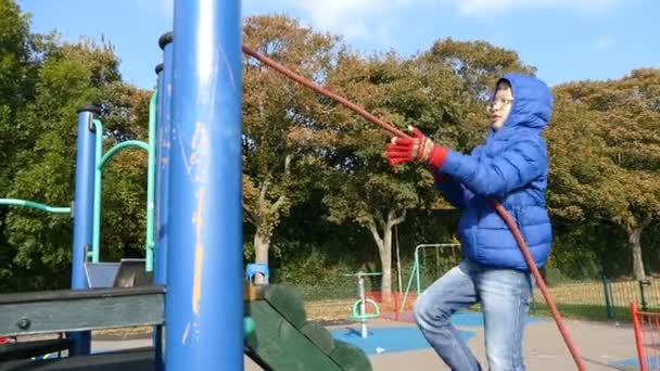 Junge Asiatische Junge Spielen Auf Öffentlichen Spielplatz — Stockvideo