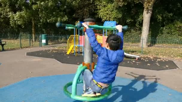 Aziatische Jongen Spelen Draaiende Bol Openbare Speeltuin — Stockvideo