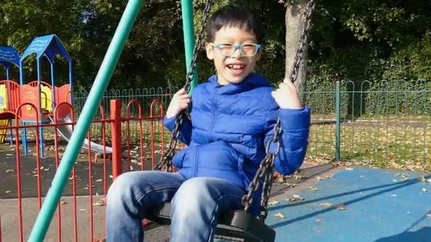 Ağır Çekim Bir Sallanan Sandalyede Sallanan Asya Boy Gülümseyerek — Stok video