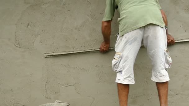 Construction Worker Leveling Cement Render. Cement Rendering on Brick Wall. — Stock Footage Construction Worker Leveling Cement Render Cement Rendering Brick Wall Royalty Free Stock Footage