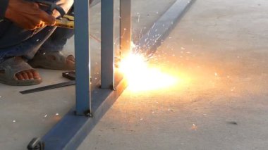 Yanıp söner ve iş inşaat sahasında, ağır çekim Kaynak kıvılcım 