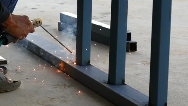 施工现场焊接工作中的闪光和火花 慢动作 — 图库视频影像