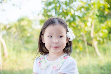 Parkta küçük Asyalı kız