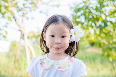 Parkta küçük Asyalı kız