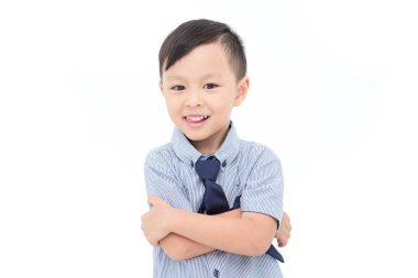 Beyaz arka plan üzerinde küçük Asya çocuk gülümsüyor