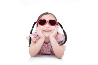 güneş gözlüğü ve şapka üzerinde beyaz giyen kız 