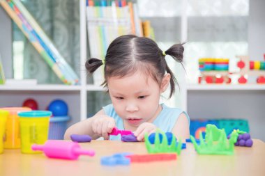 Küçük kız hamur tablo ile oynarken