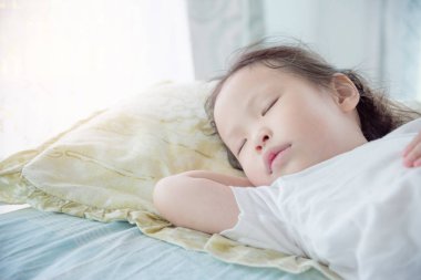 gün zaman yatakta uyuyan kız