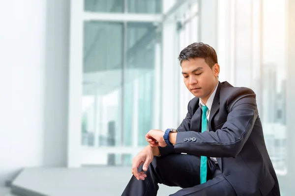 Молодой Азиатский Бизнесмен Ждет Кого Смотрит Часы — стоковое фото