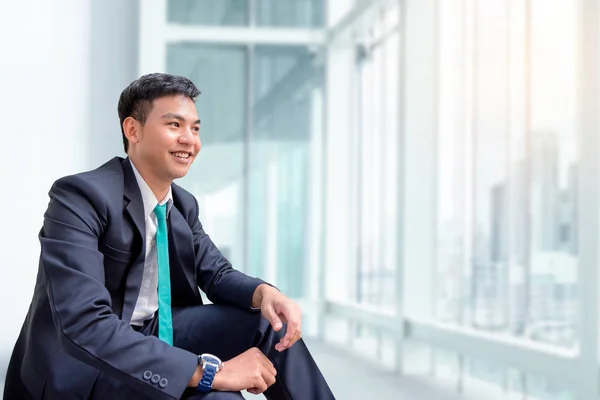 Junge Asiatische Geschäftsmann Sitzt Und Schaut Aus Dem Fenster — Stockfoto