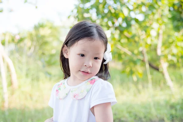 Μικρό Ασιατικό Κορίτσι Στο Πάρκο — Φωτογραφία Αρχείου