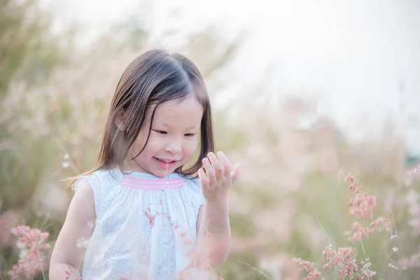 Mädchen spielt auf dem Feld — Stockfoto