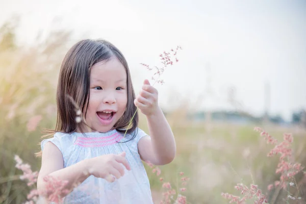 Девушка, играющая в поле — стоковое фото