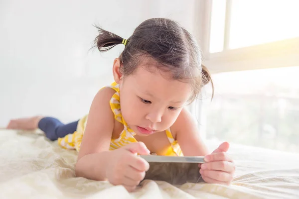 Kleine Asiatische Mädchen Spielen Spiel Auf Handy — Stockfoto