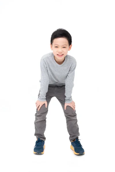 Junge steht über weißem Hintergrund — Stockfoto