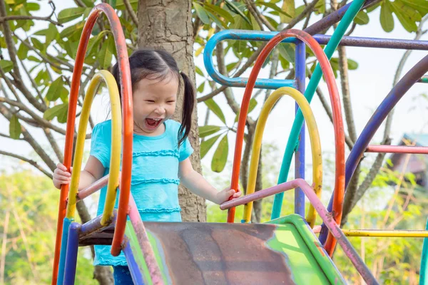 Девушка играет на детской площадке — стоковое фото