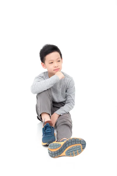 Beyaz arka planda düşünen çocuk — Stok fotoğraf
