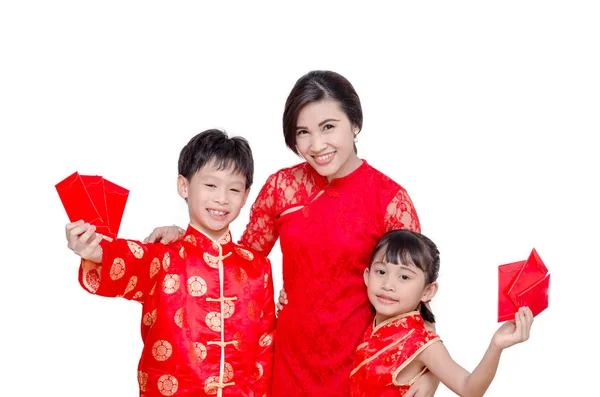 Aziatische familie in het aanhouden van geld van de rode packet — Stockfoto