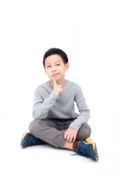 Giovane ragazzo seduto sul pavimento sopra bianco — Foto Stock