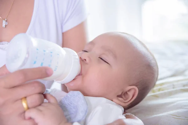 Малыш пьет молоко — стоковое фото