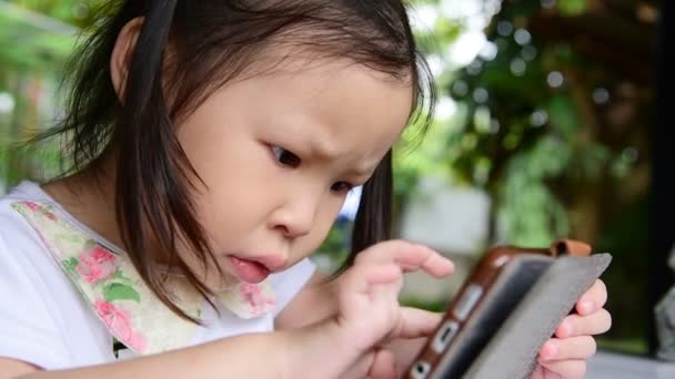 Pouco Asiático Menina Assistindo Desenhos Animados Telefone Inteligente — Vídeo de Stock