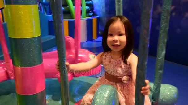 Mała Dziewczynka Azjatyckich Kryty Plac Zabaw Dla Dzieci — Wideo stockowe