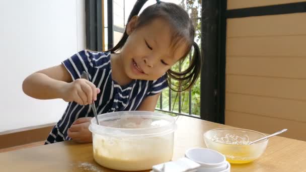 Pouco Asiático Menina Mistura Panqueca Massa Tigela — Vídeo de Stock