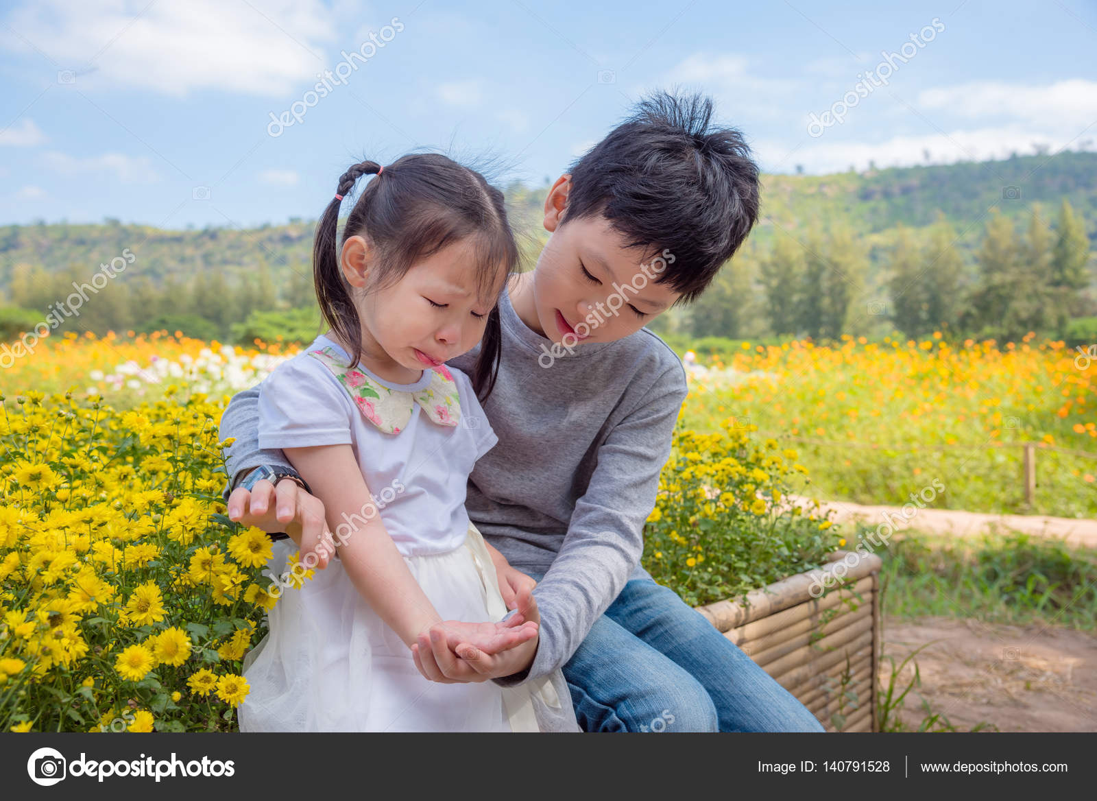 Мальчик плачет на улице. Сестра плачущего мальчика. Маленькие сестры плачут. Пацан кричит. Ребенок утешает ребенка.