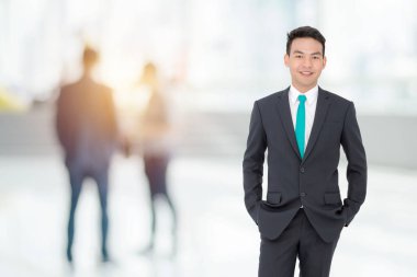 Ofiste ayakta yakışıklı Asya iş adamı