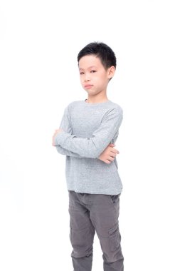 Beyaz arka plan üzerinde duran çocuk