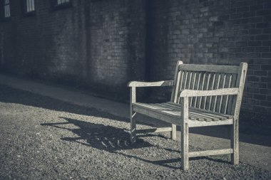 Çimento tuğla duvar önünde ahşap sandalye 