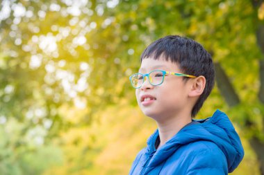 oğlan gülümsüyor sarı ile arka planda bırakmak