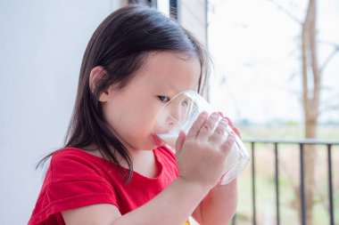 Küçük ızgara süt içme 