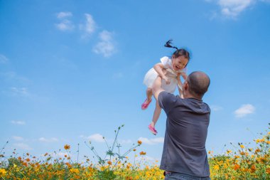 babası arasında gülümseyen kız ona hava atmak
