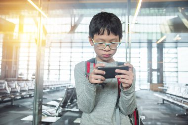 Çocuk akıllı telefonda oyun oynamak 