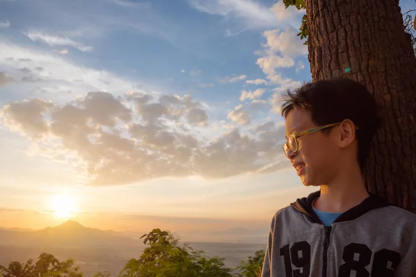 Unga Asiatiska Pojke Tittar Soluppgången Bakom Kullen — Stockfoto