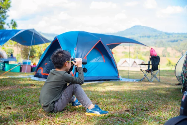 Joven Asiático Chico Mirando Través Binocular Entre Camping — Foto de Stock