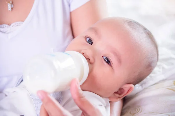 Pouco Asiático Criança Beber Leite Garrafa — Fotografia de Stock