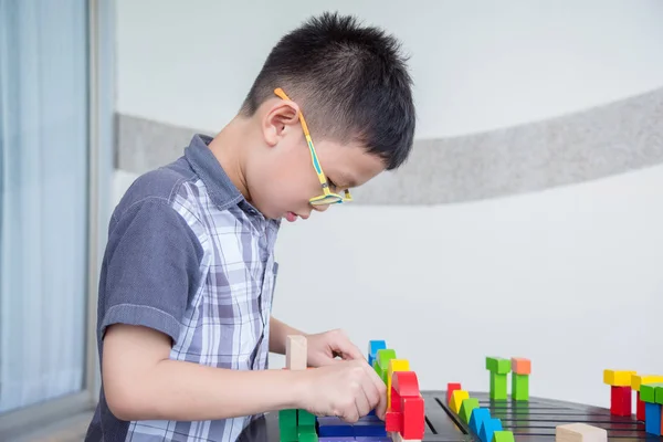 Chlapec hrající bloky na stole — Stock fotografie