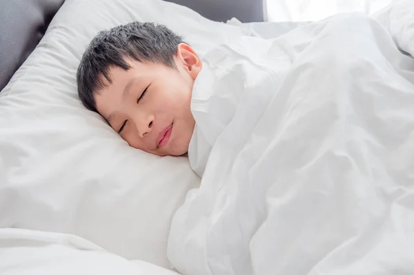 Sabah yatakta uyuyan çocuk — Stok fotoğraf