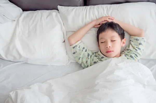 Sabah yatakta uyuyan çocuk — Stok fotoğraf