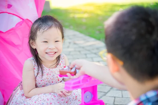 Bambina che gioca con suo fratello — Foto Stock