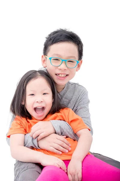 Garçon et fille rire sur fond blanc — Photo