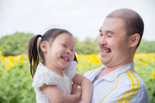 Pai e sua filha sorrindo no parque — Fotografia de Stock