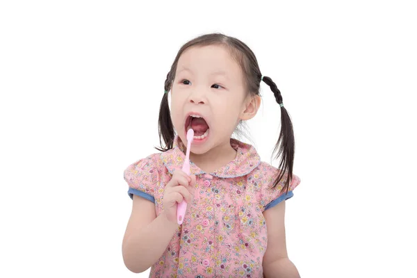 Niña limpiando sus dientes con cepillo de dientes — Foto de Stock