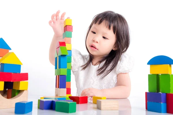 Dívka hrající blok nad bílým pozadím — Stock fotografie